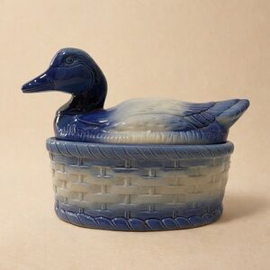Vintage duck on basket tureen blue/white ceramic stoneware